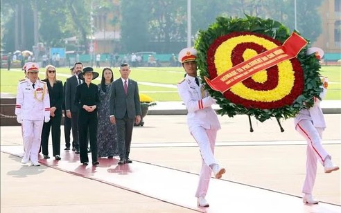 Thủ tướng Liechtenstein viếng Chủ tịch Hồ Chí Minh