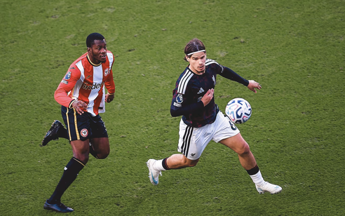 Liverpool ngược dòng hạ Brentford trong trận đấu có hai thẻ đỏ