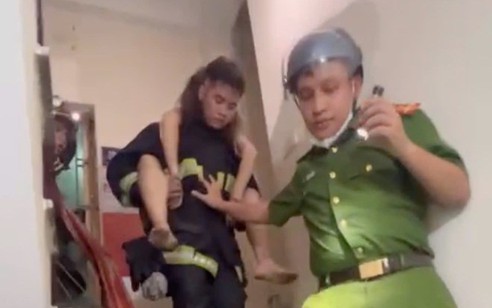 Cháy nhà 5 tầng ở Hà Nội, cảnh sát giải cứu nhiều người mắc kẹt