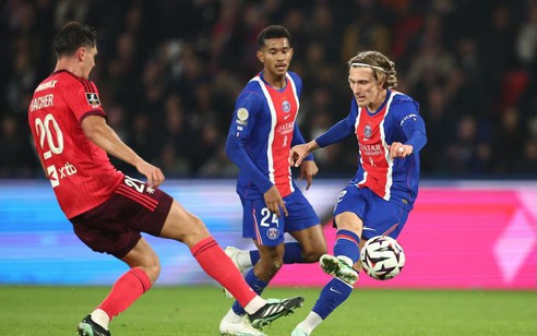 PSG đánh bại Lyon, vươn lên dẫn đầu Ligue 1
