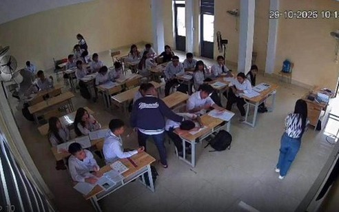 Nam sinh lớp 10 bị bạn đánh thủng màng nhĩ trong lớp học