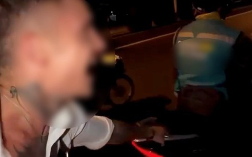 Thanh niên nước ngoài bám xe máy, trượt ván trên đường phố Nha Trang