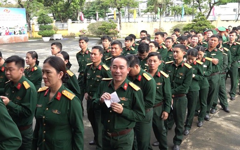 Cán bộ, chiến sĩ Quân khu 5 tích cực tham gia ngày hội bầu cử