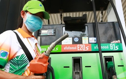Ứng phó biến động xăng dầu: Nhiều quốc gia áp giá trần, tung gói hỗ trợ khủng