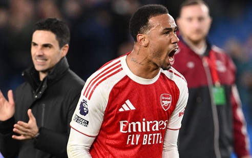 Đánh bại Brighton, Arsenal cho Man City "ngửi khói"