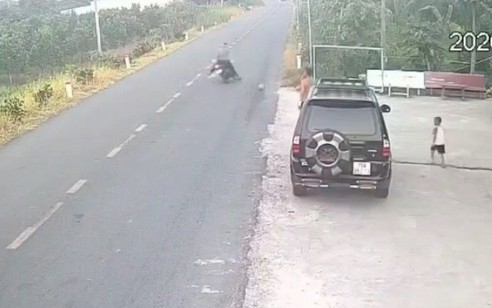 Vĩnh Long: Va chạm với quả bóng bé trai đá ra giữa đường, người đi xe máy tử vong