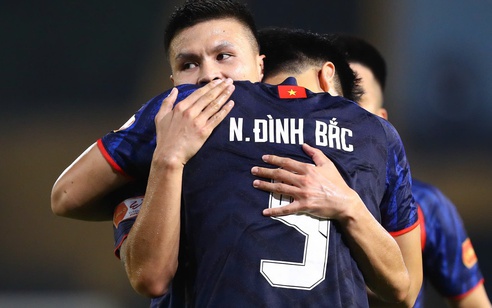 Đình Bắc ghi bàn trở lại ở V-League, HLV Kim Sang-sik và ông Polking cùng mừng lớn