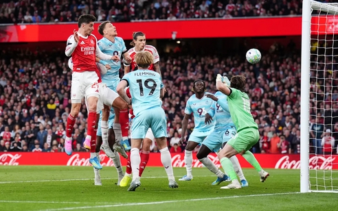 Arsenal tiến sát chức vô địch Ngoại hạng Anh