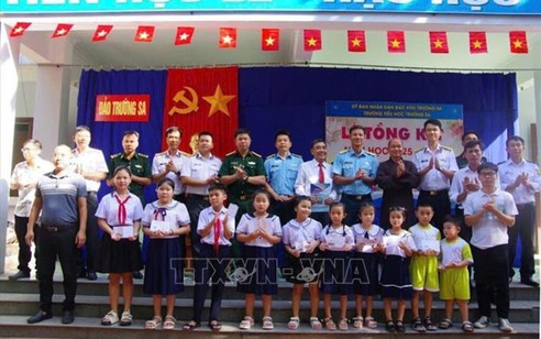 Rộn ràng Tết Thiếu nhi ở Trường Sa