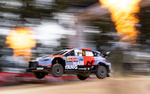 Thierry Neuville dẫn đầu vòng chạy thử Rally Bồ Đào Nha