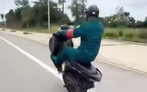 Mặc trang phục dân quân tự vệ rồi lái xe 'bốc đầu', nam thanh niên bị tịch thu xe