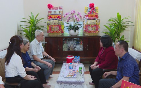 Lãnh đạo TP. Hồ Chí Minh thăm, tặng quà gia đình chính sách nhân kỷ niệm 79 năm Ngày Thương binh - Liệt sĩ