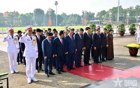 Lãnh đạo Đảng, Nhà nước vào Lăng viếng Chủ tịch Hồ Chí Minh và tưởng niệm các Anh hùng liệt sĩ