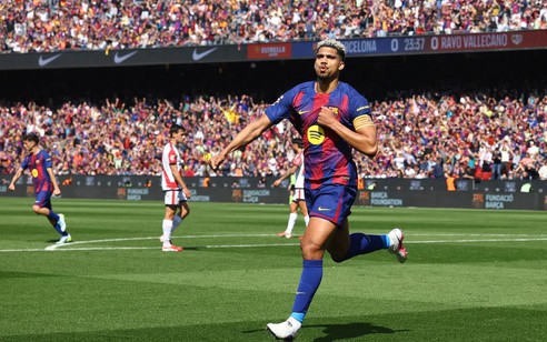 Liverpool mượn Ronald Araujo từ Barcelona
