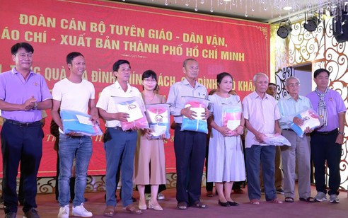 Hơn 100 cán bộ tuyên giáo - dân vận, báo chí - xuất bản TP. Hồ Chí Minh về nguồn: “Hành trình tri ân - về miền đất lửa”