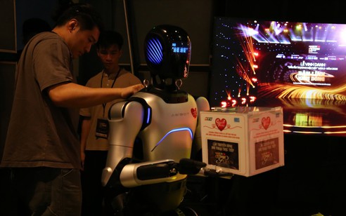 HTV lần đầu đưa robot vào hoạt động hỗ trợ xã hội