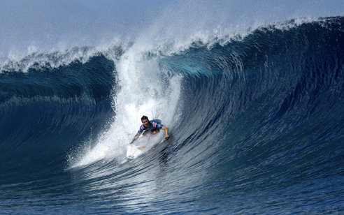 Moniz (Hawaii) và Erin Brooks (Canada) giành chiến thắng tại giải lướt sóng ống ở Tahiti