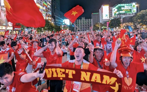 Phố đi bộ Nguyễn Huệ rực cờ đỏ sau chiến thắng của tuyển Việt Nam