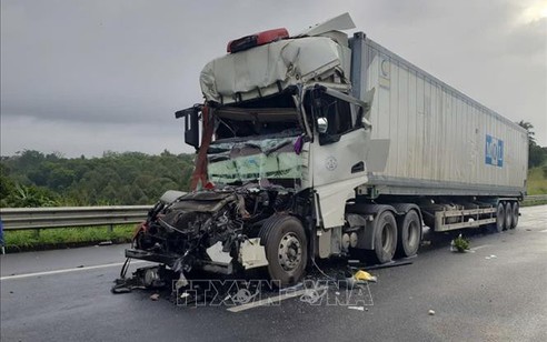 Hai xe container va chạm trên cao tốc khiến một tài xế tử vong