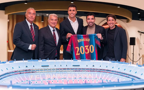 Rodri ra mắt Barca