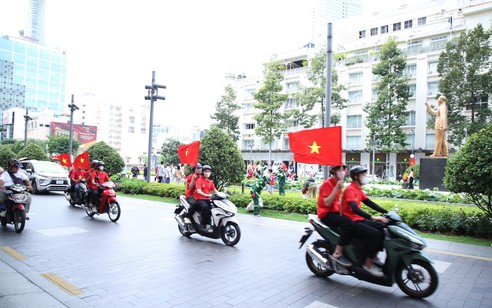 Hòa vào sắc đỏ rợp trời, dòng người rạng rỡ đón Tết Độc lập