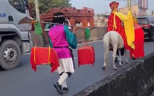 Xác minh nhóm người hóa trang thầy trò Đường Tăng đi vào làn ô-tô ở TP. Hồ Chí Minh