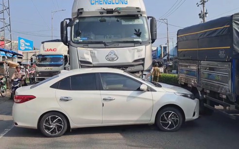 Đồng Tháp: Xe bồn va chạm ô tô trên QL1A