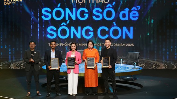 Các diễn giả tại phiên hội thảo Sóng số để Sống còn
