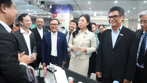 Đại biểu tham quan Gian hàng