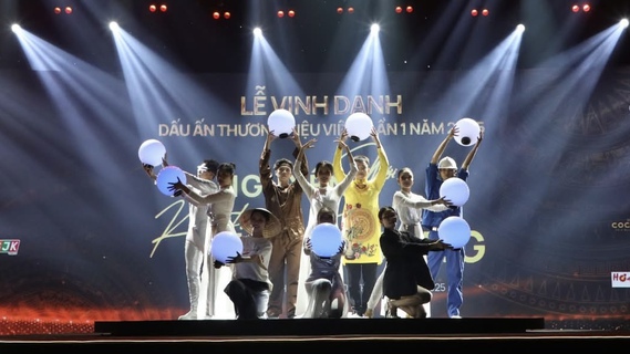 Tiết mục Biểu diễn vinh danh các thương hiệu Việt