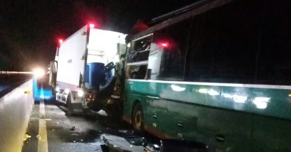 Tai nạn liên hoàn trên cao tốc Vân Phong - Nha Trang, tài xế bị mắc kẹt trong cabin - Đài Phát thanh và Truyền hình TP.HCM