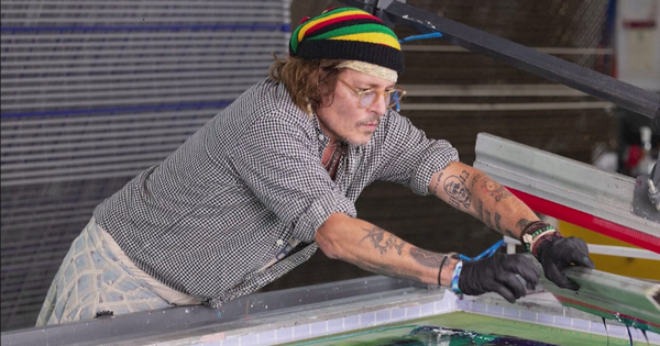 Johnny Depp mở bán bộ sưu tập tranh mang chủ đề Bài Tarot