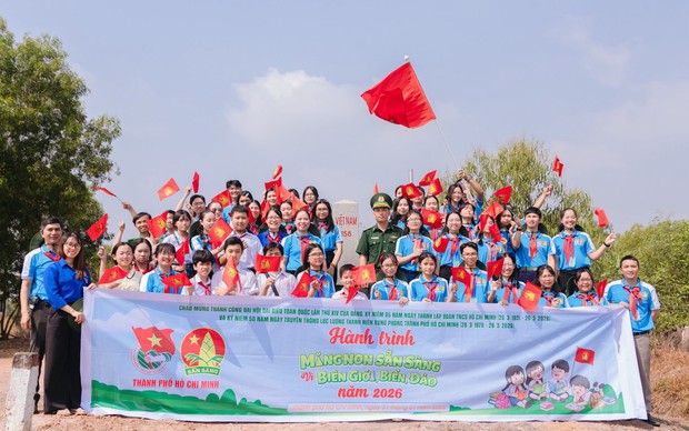 Thiếu nhi Thành phố về với vùng biên nhân mùa Xuân mới