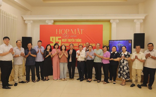 Họp mặt kỷ niệm 95 năm Ngày truyền thống ngành Tổ chức xây dựng Đảng