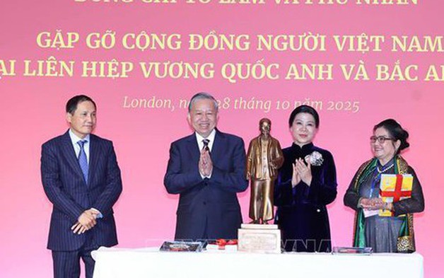 Tổng Bí thư gặp gỡ cộng đồng người Việt Nam và cán bộ Đại sứ quán Việt Nam tại Anh