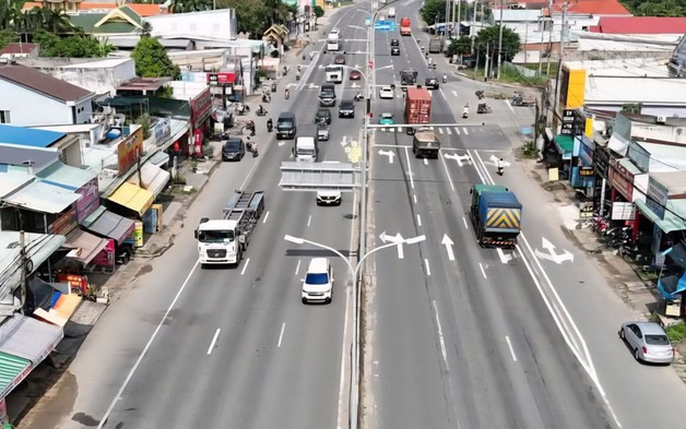 Nhiều lái xe còn bỡ ngỡ trong ngày đầu áp dụng phân làn mới trên Quốc lộ 51