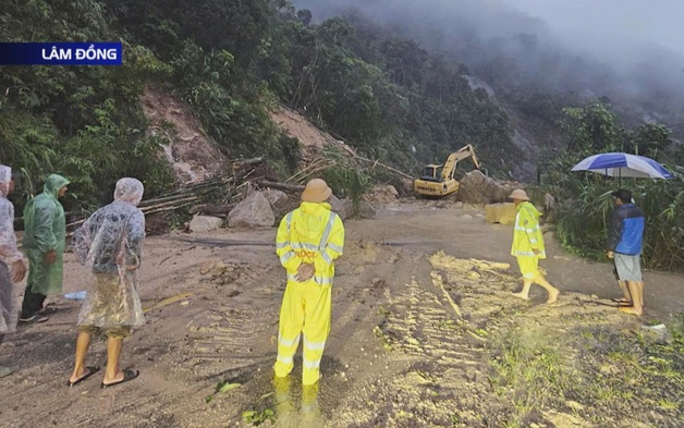 Lâm Đồng: CSGT giải cứu 20 người mắc kẹt giữa đèo Khánh Lê