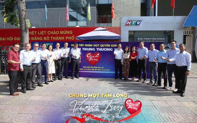 Sôi nổi không khí quyên góp quỹ "Chung một tấm lòng: Vì miền Trung thương yêu"