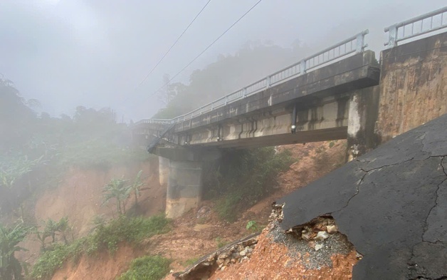 Cận cảnh cung đường sạt lở trên dãy Trường Sơn