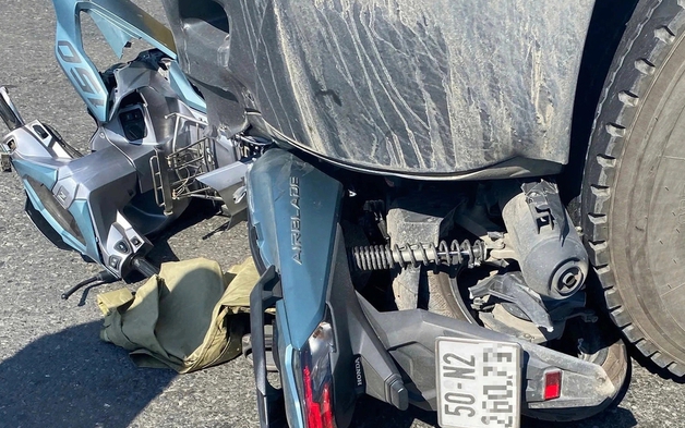 Xe đầu kéo cuốn xe máy vào gầm tại giao lộ ở phường Bình Tân