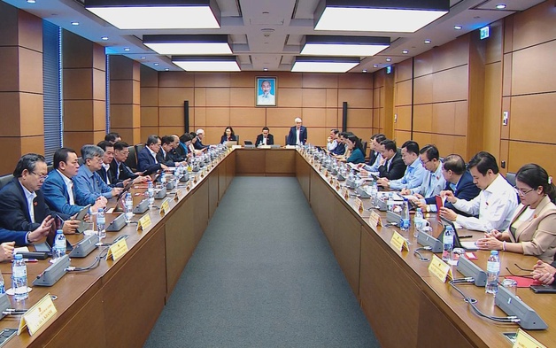 Đại biểu Quốc hội góp ý dự thảo Văn kiện Đại hội XIV của Đảng