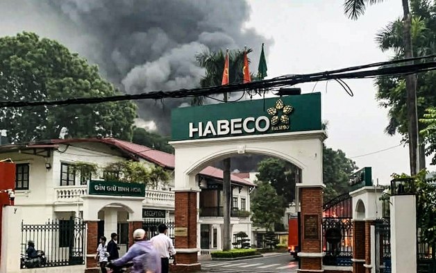 Cháy tại Nhà máy bia Hà Nội, cột khói đen bốc ngùn ngụt