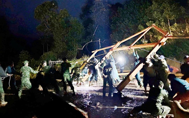 Tái thiết vùng rốn lũ: Xuyên đêm dựng lại nhà cho người dân vùng biên