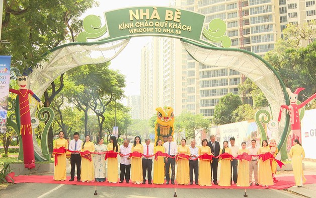 Khánh thành công trình "Cổng chào xã Nhà Bè" trên tuyến đường huyết mạch Nguyễn Hữu Thọ