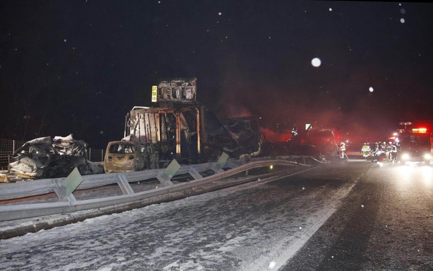 Nhật Bản: Tai nạn liên hoàn trên cao tốc trong đêm tuyết rơi