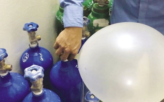 Siết chặt quản lý bóng cười