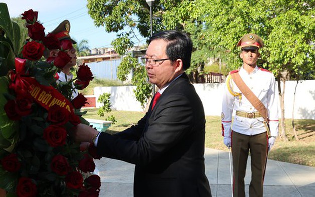 Phó Thủ tướng Hồ Quốc Dũng dâng hoa tưởng niệm Chủ tịch Hồ Chí Minh tại thủ đô La Habana