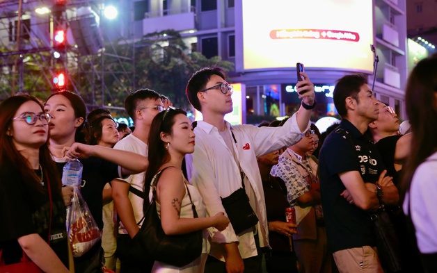 Ngày cuối cùng của năm 2025, người dân đổ về trung tâm Thành phố Hồ Chí Minh chờ pháo hoa giao thừa