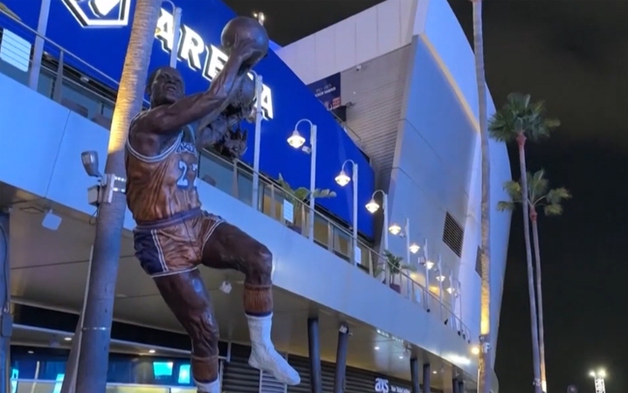 Nhà Buss sắp bán LA Lakers với giá 10 tỉ đô-la Mỹ