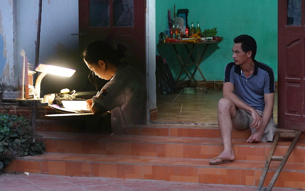 Xót xa cảnh người cha khuyết tật một mình nuôi hai con nhỏ